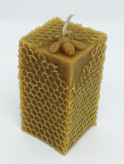 Vela modelo quadrada com abelha e favos 8,3cm
