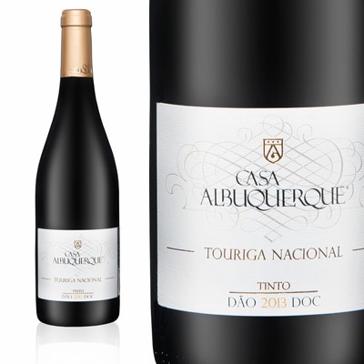 Garrafa de vinho tinto CASA ALBUQUERQUE, rótulo branco e cápsula dourada