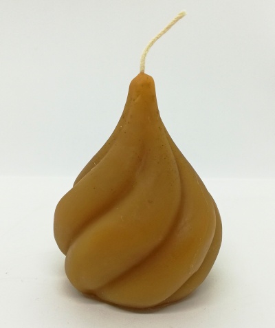 Vela castanha em formato espiral com pavio branco sobre fundo branco