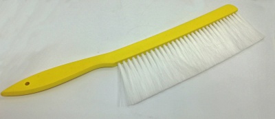 Escova amarela com cerdas brancas longas