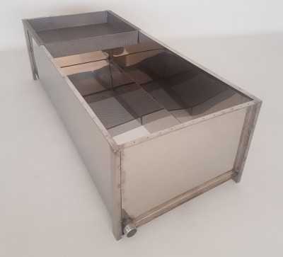 Horta elevada metálica retangular com superfície reflectora sobre fundo branco