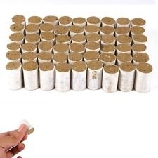 Rolos de feltro brancos com base castanha organizados em filas