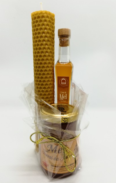 Conjunto com vela de cera de abelha, licor de mel e mel em frasco embalada