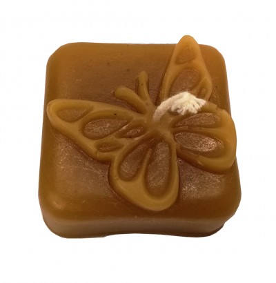 Vela castanha quadrada com borboleta decorativa no topo