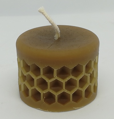 Vela redonda cor mel com relevo hexagonal tipo favo de mel