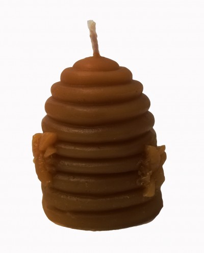 Vela em forma de colmeia de abelha castanha com duas abelhas em relevo