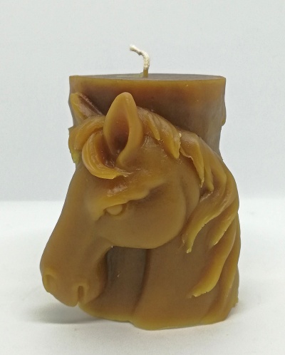 Vela castanha em forma de cabeça de cavalo