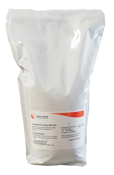 Embalagem plástica branca com rótulo branco e vermelho de levedura de cerveja