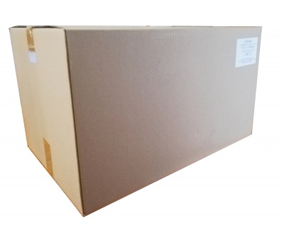 Caixa de cartão castanha clara com etiqueta branca e fita adesiva