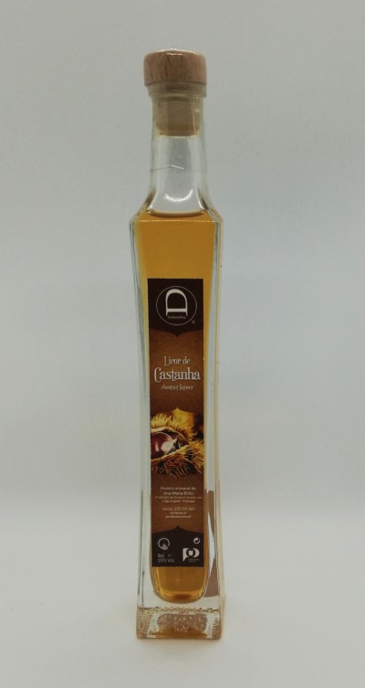 garrafa de licor de castanha com rótulo e tampa de cortiça