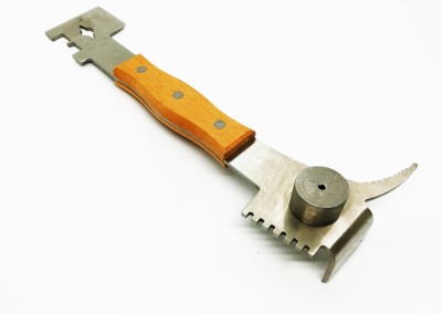 chave multifuncional em metal com cabo de madeira clara sobre fundo branco