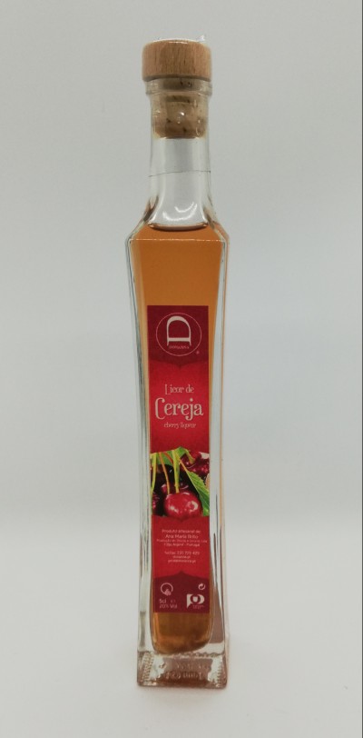 Garrafa de licor de cereja com rótulo vermelho e tampa de cortiça