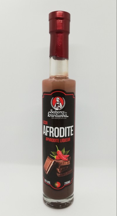 Garrafa de licor Sabores da Sardunha com rótulo preto e tampa vermelha