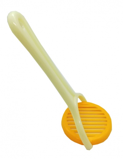 Utensílio para cortar ovos cozidos amarelo e laranja em plástico
