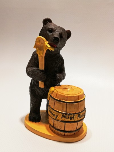Figurine de urso castanho com colher de mel e barril de mel de madeira