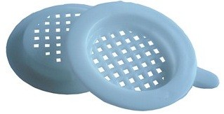 Tampas redondas de plástico azul claro com furos quadrados.