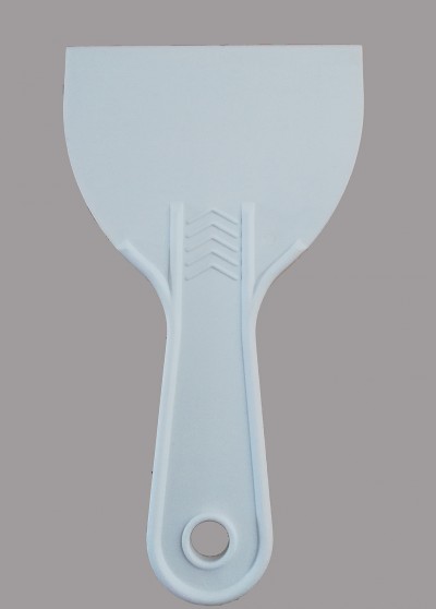 Espátula de plástico branca com cabo e orifício para pendurar
