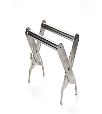 suporte metálico dobrável com hastes cromadas e quatro pernas