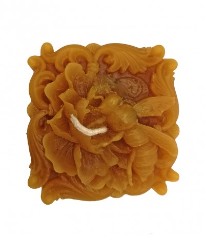 Vela amarela quadrada com decoração floral e abelha em relevo