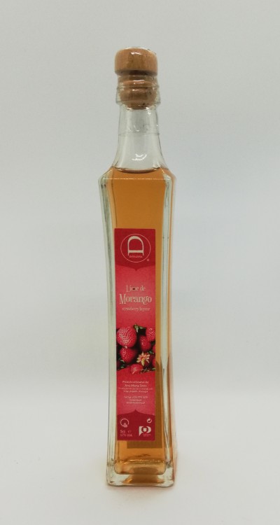 Garrafa de licor de morango com rótulo vermelho e tampa de cortiça