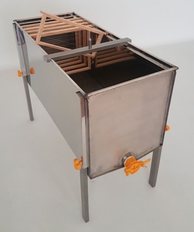 Fermentador retangular de inox com tubos de cobre e detalhes em plástico laranja