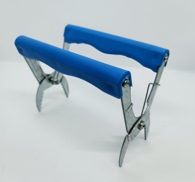 Suporte para panelas de metal com punhos azuis