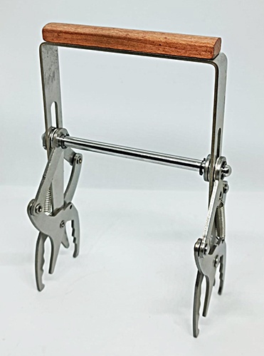 Suporte metálico para garrafas com alça de madeira