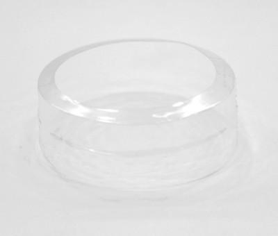 Peça redonda transparente sobre superfície branca