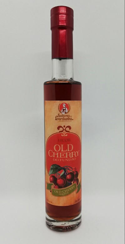Garrafa de licor Old Cherry do Fundão com rótulo e tampa vermelhos
