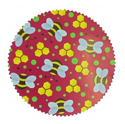 Disco redondo decorado com padrão de abelhas, flores amarelas e círculos verdes sobre fundo vermelho