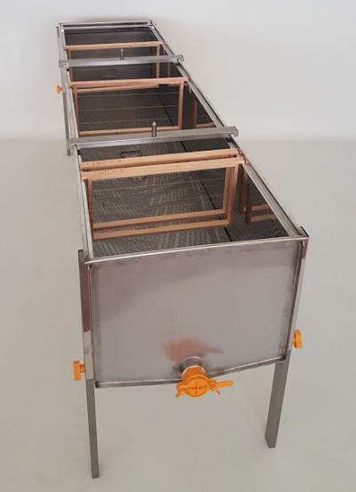 Tanque de decantação inox com divisórias e válvulas amarelas