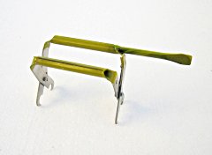 Óculos com armação amarela e hastes metálicas, sem lentes