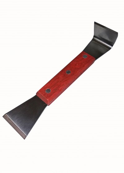 Ferramenta com cabo de madeira vermelho e lâminas metálicas em ambas as extremidades
