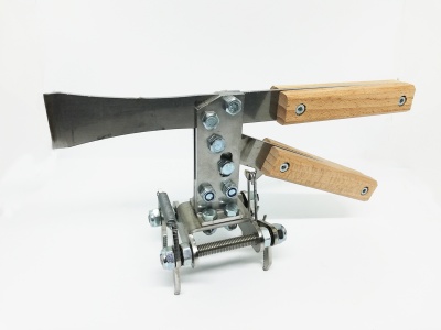 Ferramenta metálica com cabos de madeira sobre fundo branco