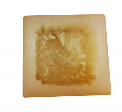 Sabonete quadrado transparente bege com relevo floral no centro