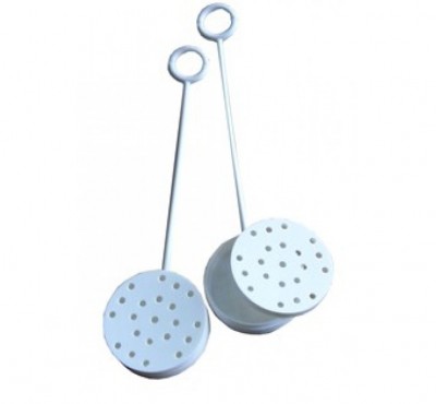 Dispositivos brancos para limpeza com cabo longo e orifícios circulares