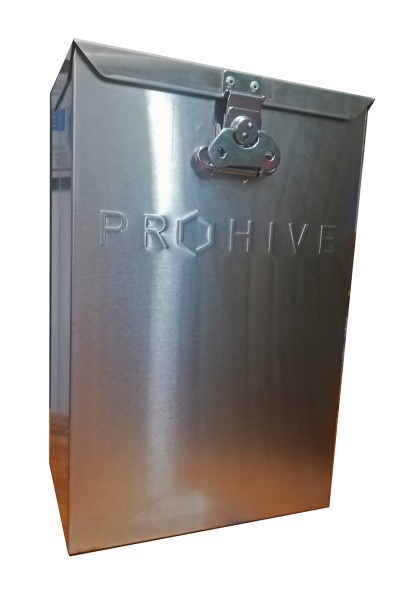 Caixa metálica prateada com texto PROHIVE em relevo e fecho na tampa