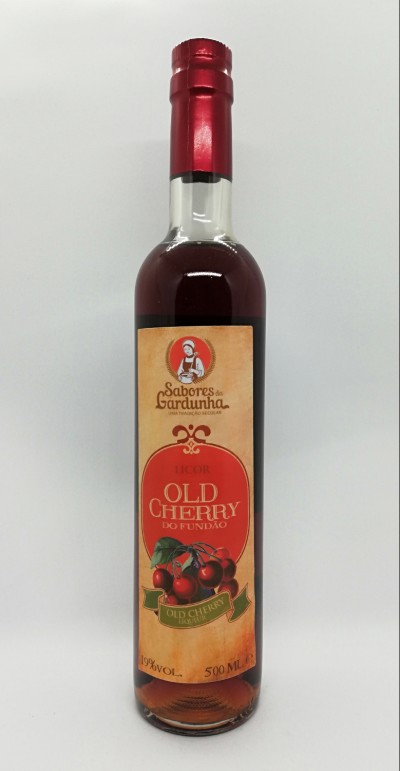 Garrafa de licor Old Cherry do Fundão com rótulo e cerejas