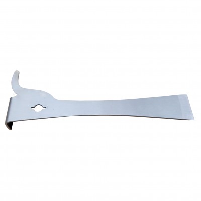 Ferramenta metálica plana prateada com orifício e parte curva na extremidade