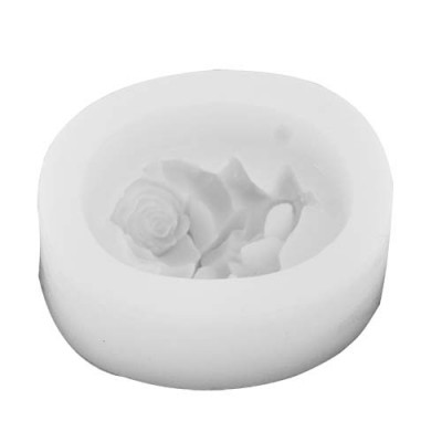 Molde de silicone branco com forma oval e detalhes internos em formas de rosa e estrela