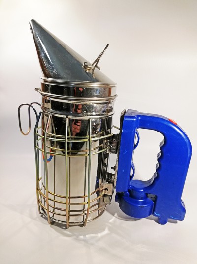 fumigador de colmeias com alça azul e corpo metálico cilíndrico