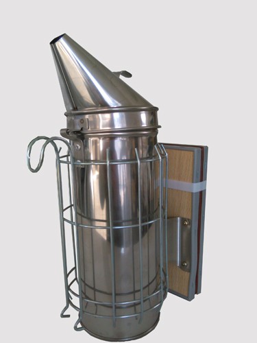 Defumador de abelhas em metal prateado com suporte de madeira e arame