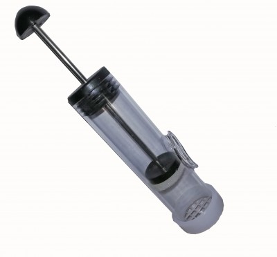 Frasco de plástico transparente com tampa azul escura e pistão metálico