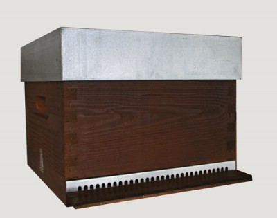 Colmeia de madeira castanha com tampa metálica prateada e entrada frontal