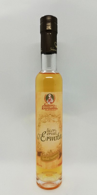 Garrafas de licor de ervas O Ermita com rótulo creme e tampa preta