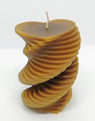 Vela de cera amarela em forma espiral com topo em coração