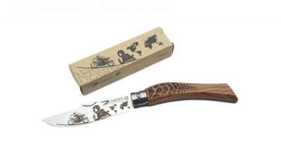 Faca com cabo de madeira e caixa de cartão com desenhos pretos.