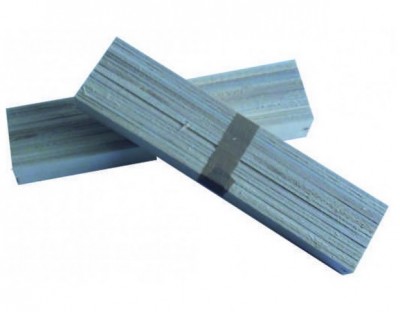 Dois maços de grampos de aço prateado empilhados sobre fundo branco