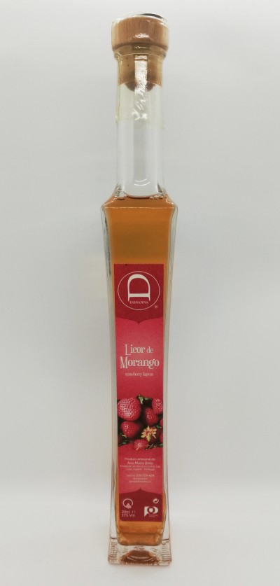 Garrafa alta e fina de licor de morango com rótulo vermelho e tampa de madeira