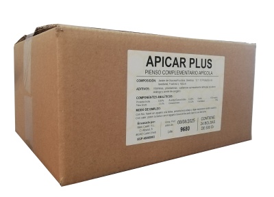 Caixa de papelão com etiqueta do produto Apicar Plus para alimentação apícola
